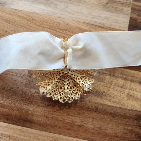 Vintage Victorian Revival Wide White Velvet Choker with Statement Cameo - Picture 4 of 11